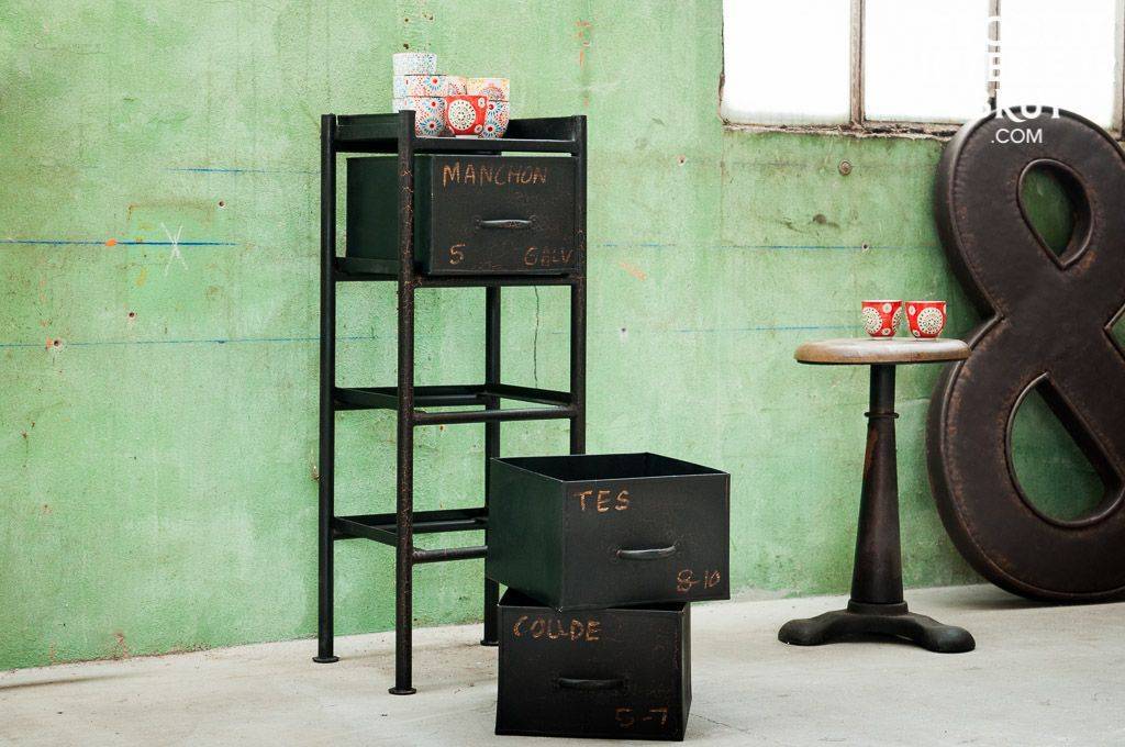 Une commode d’atelier à trois tiroirs en métal - P.I.B