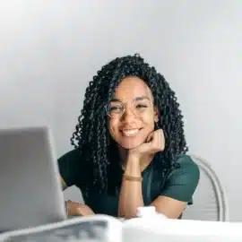 Comment arborer un bracelet au travail en étant chic et en respectant la sécurité ?